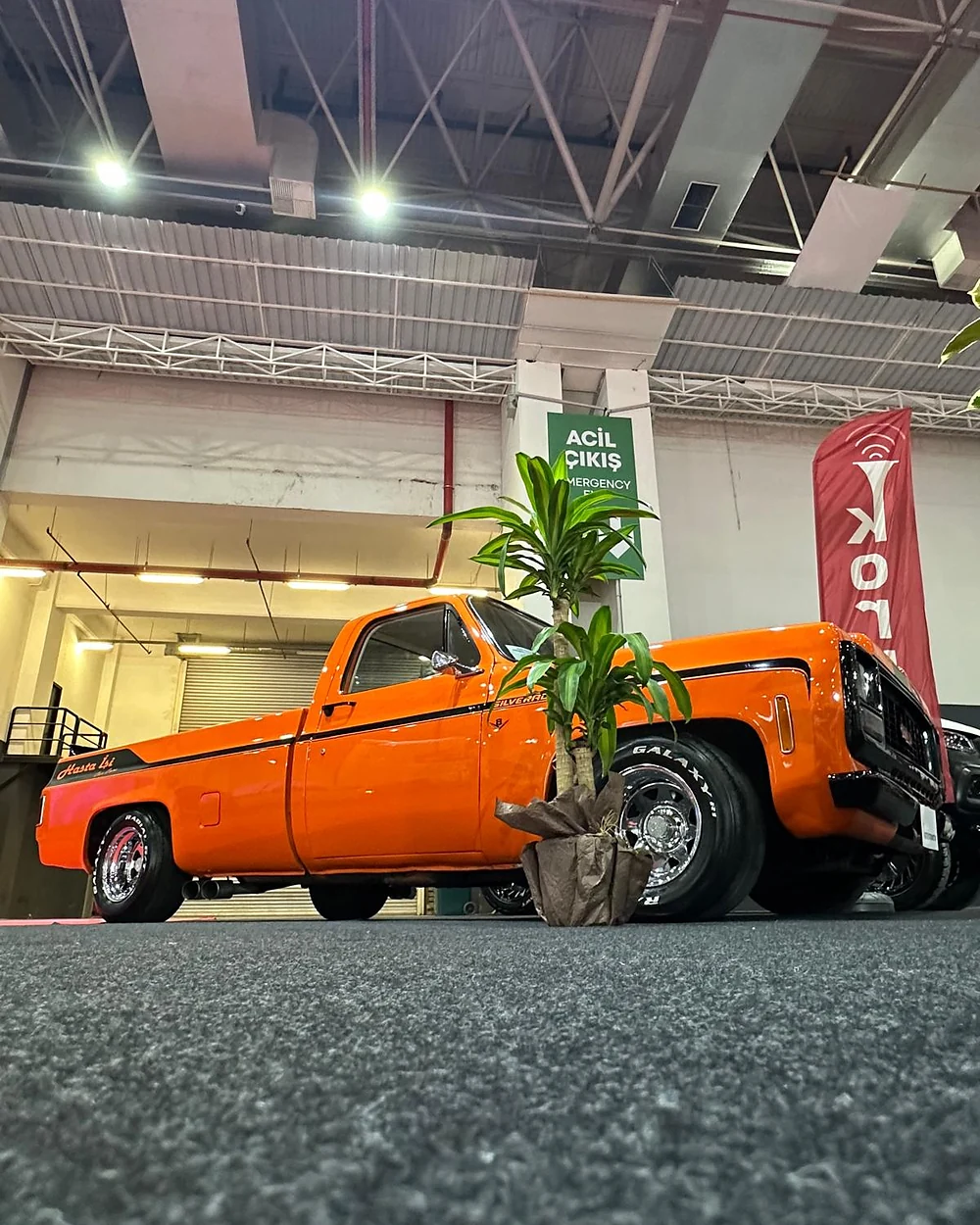 Korna Otomotiv standındaki klasik turuncu pickup